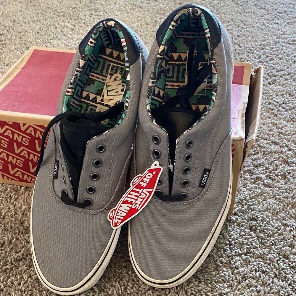 Vans Men’s Gray Canvas Low-Top Sneakers with Patterned Liner